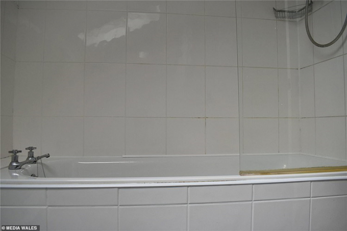 Phòng tắm sử dụng gam màu trắng tạo cảm giác sạch sẽ và rộng hơn thực tế.