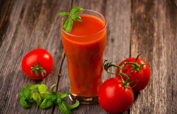 Nước ép cà chua: Trong quả cà chua có chứa citric acid – một hợp chất đặc biệt giúp thúc đẩy quá trình trao đổi chất, đốt cháy chất béo và hạn chế tối đa sự hình thành của các tế bào mỡ, chất béo dư thừa. Do đó, đây là một loại nước uống giảm mỡ bụng hiệu quả, an toàn trong những ngày hè nóng nực.