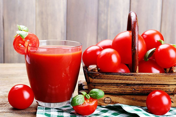 Ngoài ra, các nàng nên sử dụng cà chua trong các bữa ăn hàng ngày. Việc ăn nhiều cà chua cũng là cách bổ sung nước cần thiết cho da. Ảnh: Internet.