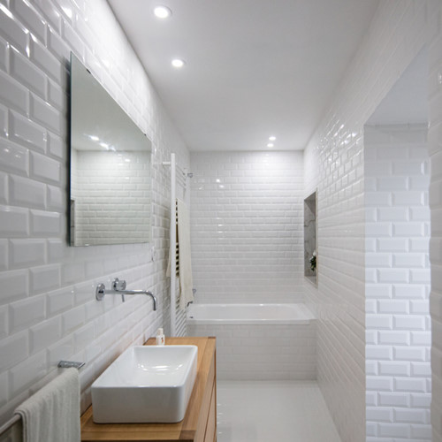Phòng tắm khá nhỏ, với bồn tắm được làm từ đá granite.