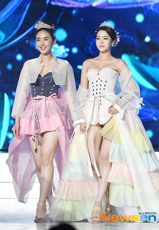 Cuộc thi Hoa hậu Hàn Quốc bắt đầu từ ngày 15/4 với 49 người trong vòng sơ khảo. Trải qua vòng phỏng vấn, 32 thí sinh còn lại lọt vào đêm Chung kết.