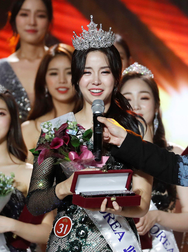 Tối 11/7, chung kết cuộc thi Hoa hậu Hàn Quốc lần thứ 63 diễn ra tại trường Đại học Kyung Hee (Seoul) với sự tham gia của 32 thí sinh. Ban giám khảo cuộc thi bao gồm cựu hoa hậu và các chuyên gia kỳ cựu trong lĩnh vực làm đẹp, thời trang, giải trí.