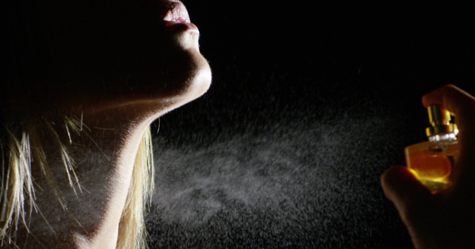 Xịt nước hoa khi da còn ướt sẽ giúp giữ mùi hương lâu hơn.