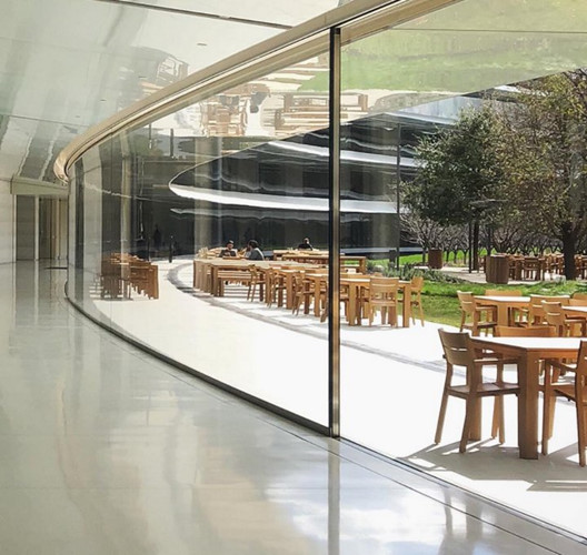 Khuôn viên thoáng rộng là nơi nhân viên Apple ăn trưa và trò chuyện cùng nhau.