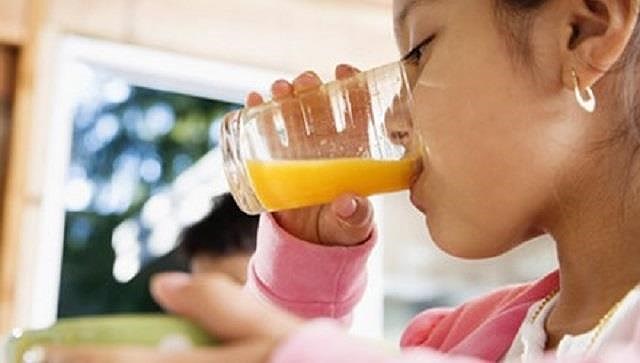 Người bệnh nên uống các loại nước trái cây, nước quả ép vì chúng chứa nhiều khoáng chất và vitamin C tăng cường sức đề kháng. Ảnh: Internet