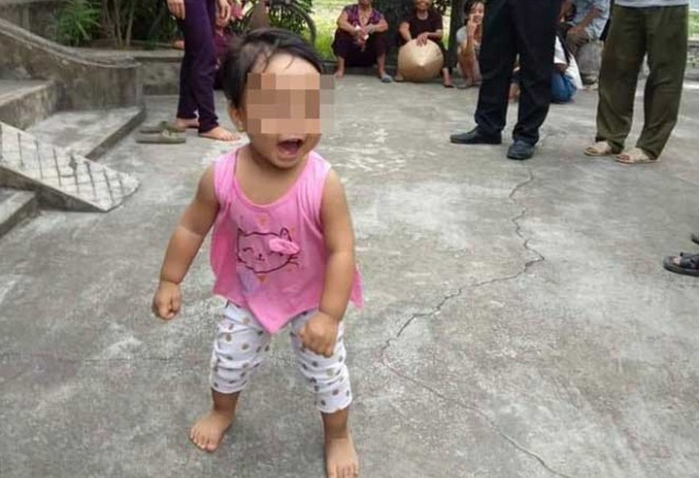 Bé gái 2 tuổi bị bỏ rơi tại một ngôi chùa ở Ý Yên, Nam Định 