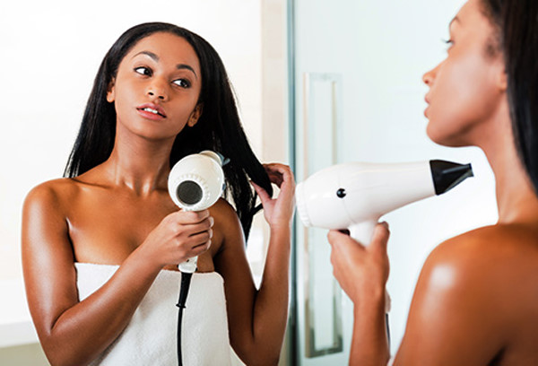 Sấy tóc quá nhiều: Sấy tóc quá nhiều có thể khiến mái tóc của bạn xơ rối và hư tổn. Sấy mát là cách để giữ mái tóc khỏe mạnh. Nếu không thể làm điều này, hãy đảm bảo nhiệt độ của máy sấy nhiệt ở mức thấp và để cách xa tóc ít nhất 18cm.