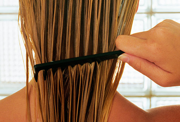 Chải đầu khi tóc còn ướt: Nước làm tóc yếu đi, vậy nên hãy cẩn thận với mái tóc ướt. Để đối phó với mái tóc rối sau khi gội, hãy dùng lược răng thưa chải nhẹ nhàng.