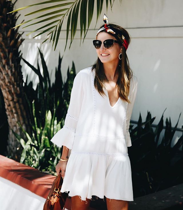 Một chiếc váy trắng boho xếp ly mix cùng các phụ kiện như kính mát đen và khăn turban thì vô cùng hoàn hảo