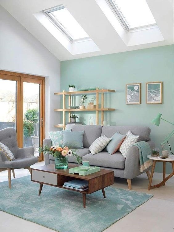 Những mảng tường xanh lá cây kết hợp với những bộ sofa xám và tranh treo tường khiến cho phòng khách nhà bạn thêm độc đáo.