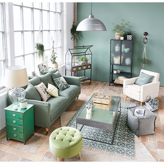 Phòng khách sử dụng sofa màu xanh lá cây.