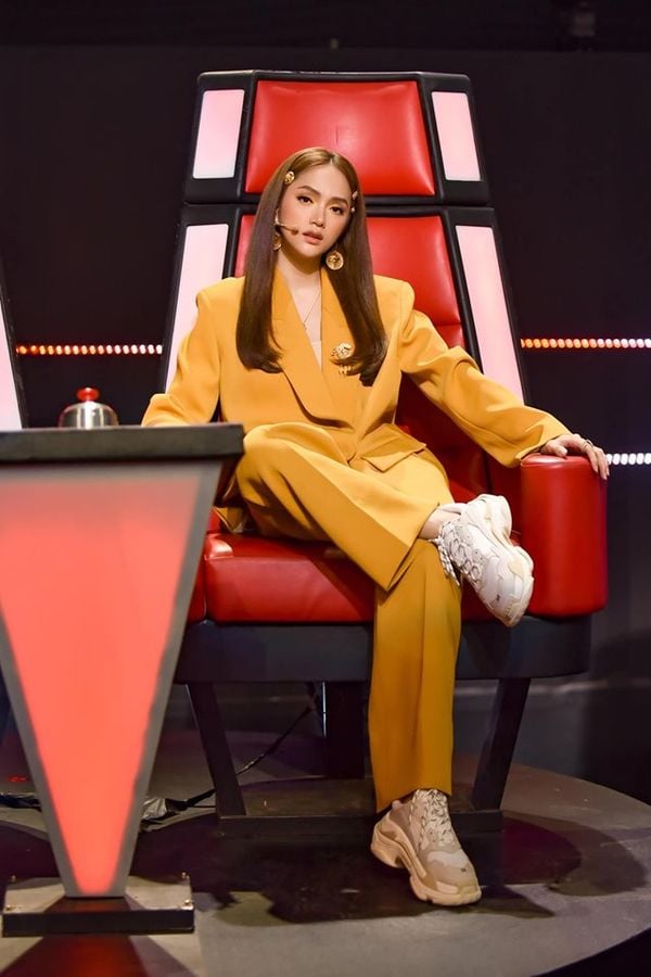 Đảm nhận vai trò HLV The Voice Kid 2019, Hương Giang chọn cho mình bộ vest vàng theo phong cách menswear, set đồ được hoàn thiện với đôi giày Balenciaga cùng những chiếc kẹp trên tóc cực kỳ ấn tượng.
