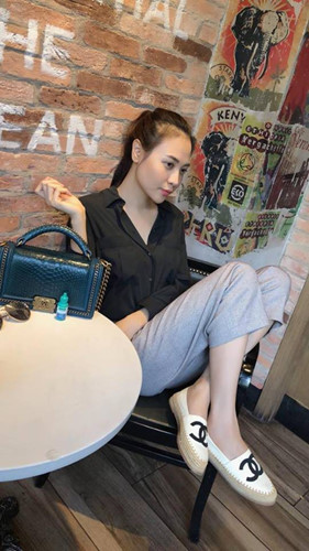 Bộ sưu tập giày đế bệt của Đàm Thu Trang khiến nhiều cô gái phải trầm trồ ngưỡng mộ.
