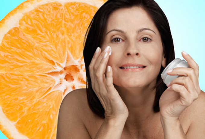 Đắp vitamin C: Một số nghiên cứu đã chỉ ra rằng vitamin C thúc đẩy da sản sinh collagen. Vitamin C bảo vệ da khỏi tổn thương do tia UVA và UVB, giúp giảm mẩn đỏ, các chấm đen và da không đều màu. Bạn cần sử dụng loại mỹ phẩm chứa loại vitamin C phù hợp.
