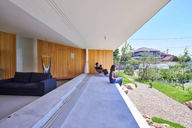 Thoạt nhìn, ngôi nhà thiết kế đơn giản và tối giản theo phong cách Nhật nhưng cửa được thiết kế rộng 8m để đón ánh sáng cũng như khí tự nhiên cho không gian.