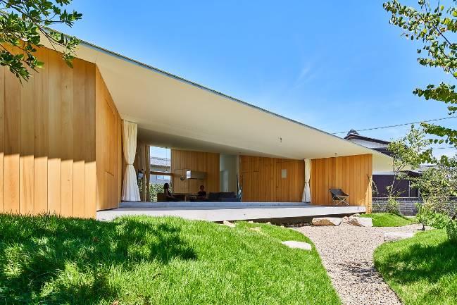 Đây là công trình của kiến trúc sư Keitaro Muto. Ngôi nhà có cấu trúc đơn giản với không gian một tầng – kiểu nhà cấp 4 với mái chéo nhưng thoáng đãng và hòa mình trong môi trường xung quanh.
