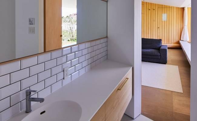 Bên trong ngôi nhà nội thất hiện đại và bài trí tối giản. Phòng khách, không gian sinh hoạt chung và nhà bếp là phần lớn nhất trong ngôi nhà. Hai bên là phòng ngủ và được ngăn cách bởi tường gỗ.