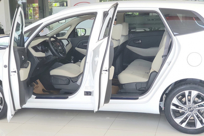 Bước vào bên trong, nội thất của mẫu xe 7 chỗ Kia Rondo mới không thay đổi về mặt thiết kế mà chỉ thêm những tiện ích cao cấp hơn và một số chi tiết trang bị bên trong. Tổng thể nội thất của Rondo vẫn duy trì nét hiện đại và sang trọng, đúng nghĩa một chiếc xe phục vụ cho nhu cầu gia đình.