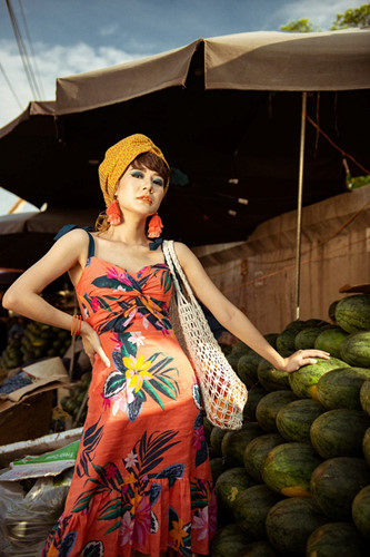 Kim Ngọc mặc váy bánh bèo hoa lá nhưng lại có cách trang điểm cực kỳ cá tính. Ảnh: FBNV.