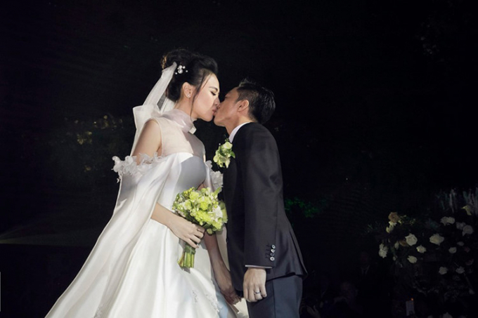 Trong hôn lễ, Đàm Thu Trang búi tóc gọn gàng, trang điểm tự nhiên, nhẹ nhàng như thường thấy.