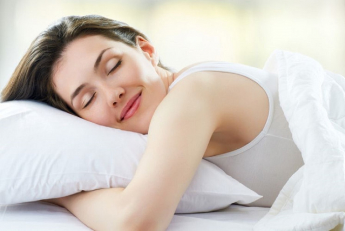 Vì vậy, bạn hãy đi ngủ sớm và ngủ đủ 7 – 8 tiếng sẽ giúp hạn chế tối đa mụn phát sinh. Ảnh: tuelinh.
