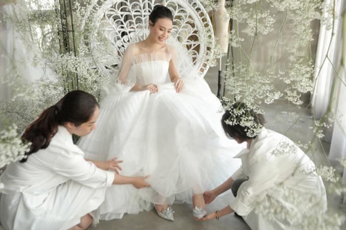 Nói về giá trị chiếc váy cưới của Đàm Thu Tran g, Chung Thanh Phong nói rằng trang phục tương đương với những món phụ kiện rất đắt tiền Đàm Thu Trang diện trong ngày cưới như bộ trang sức sang trọng của thương hiệu Tiffany & Co, giày cao gót của Jimmy Choo.