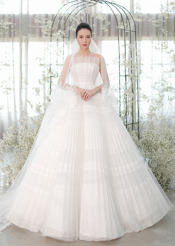 Chung Thanh Phong mất 3 tháng để thực hiện mẫu váy cưới cúp ngực cho Đàm Thu Trang.