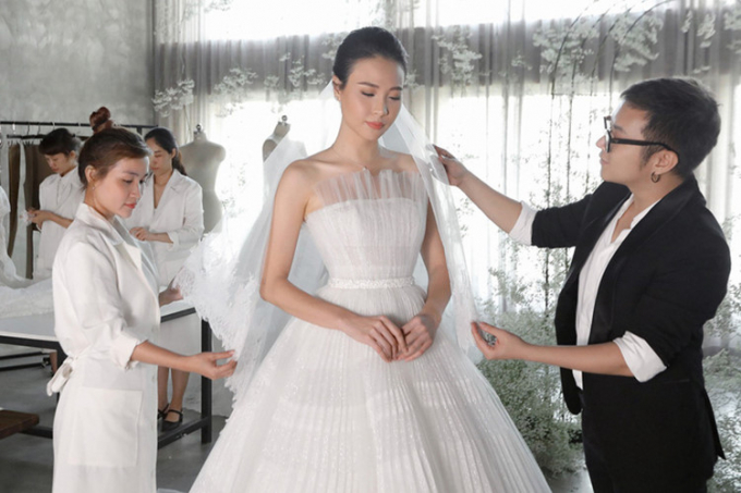 Trong buổi thử váy cưới, Đàm Thu Trang đẹp không vết.