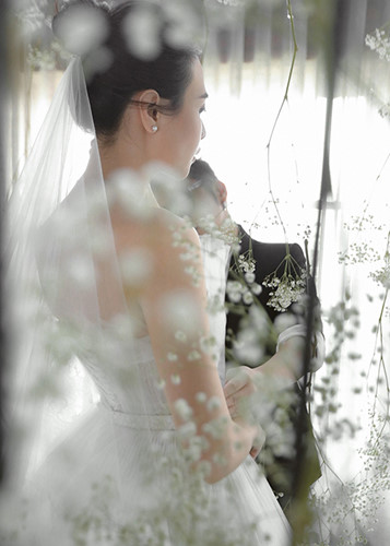 Đàm Thu Trang khoe vòng eo con kiến cùng bờ vai trần gợi cảm khi diện mẫu váy cưới này.