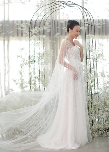 Ở phần tiệc cưới, Đàm Thu Trang chọn một mẫu váy khác của Chung Thanh Phong.