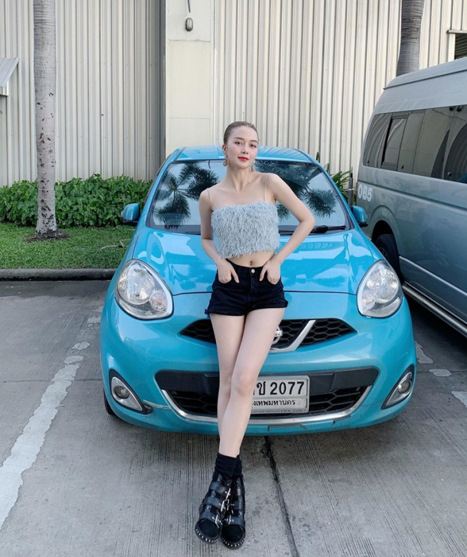 Lợi thế eo thon, dáng chuẩn, nhất là đôi chân dài miên man được Thiều Bảo Trang khai thác tối đa nhờ crop top quai dây và quần shorts.