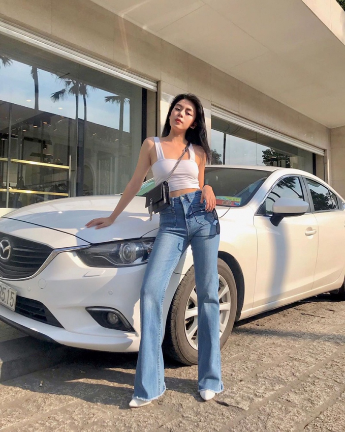Huỳnh Như cũng áp dụng thành công bí quyết phối crop top và quần jeans ống loe, khai thác tối đa lợi thế eo thon, dáng chuẩn.