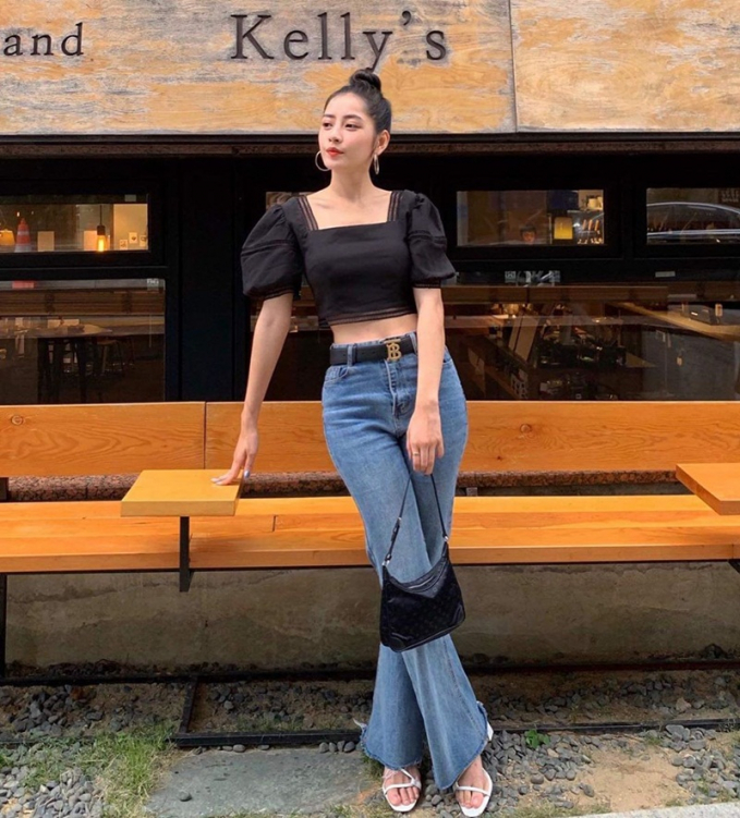 Vẫn là Chi Pu điệu đà, nữ tính nhưng phiên bản quyến rũ, trưởng thành hơn với crop top tay phồng và quần jeans ống loe, khoe eo thon triệt để.
