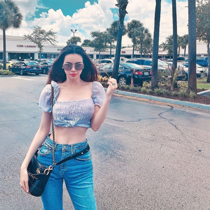 Crop top tay phồng và quần jeans cũng là cặp item giúp Hồ Ngọc phô diễn vòng eo thắt đáy lưng ong, đặc biệt là cơ bụng săn chắc vạn người mê.