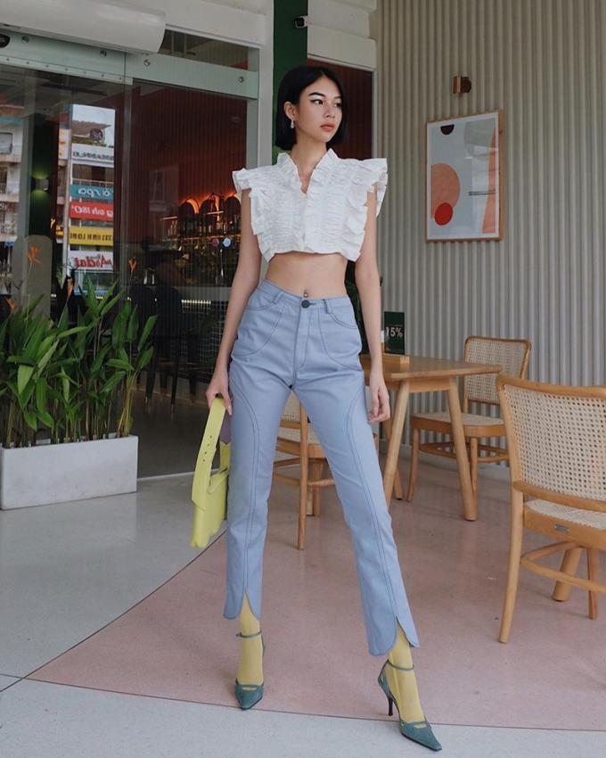 Phí Phương Anh trổ tài biến tấu bộ đôi crop top và quần jeans bằng cách lựa chọn trang phục cách điệu lạ mắt. Bộ cánh khoe dáng nuột nà còn được cô nàng mix phá cách với tất màu nổi, nhấn nhá bằng chiếc túi xách ton-sur-ton.
