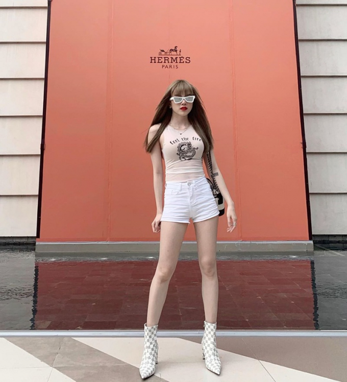 Thiều Bảo Trâm cũng không kém cạnh chị gái khi “thả dáng” ấn tượng trên phố. Mix áo bó sát và quần shorts cùng boots cao gót, cô nàng khiến fans xuýt xoa vì thân hình không chút mỡ thừa.