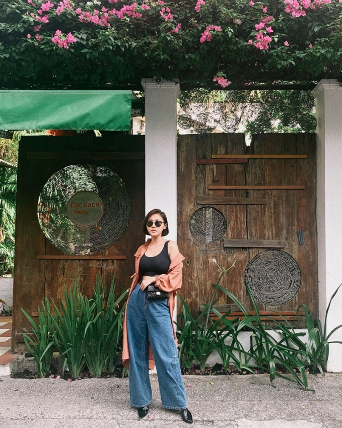 Cùng ý tưởng chưng diện crop top và quần jeans, Văn Mai Hương lại ưu tiên áo bra thể thao và quần ống rộng, phối layer với sơ mi dáng dài màu nổi.