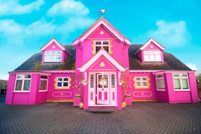 Amy Griffith (43 tuổi, ở Anh) đã dành cả thập kỷ để chuyển đổi ngôi nhà bình thường thành căn biệt thự 6 phòng ngủ màu hồng lộng lẫy 