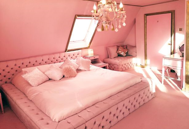 Một trong 6 phòng ngủ rực rỡ màu hồng.