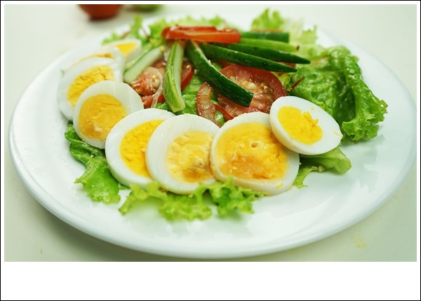 Salad rau củ trộn trứng chống ngấy giúp bữa ăn gia đình thêm ngon miệng (Ảnh: Cooky)