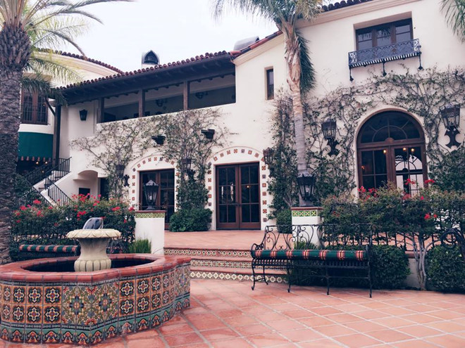 Tỷ phú Hoàng Kiều kinh doanh đa ngành, đa nghề, sở hữu nhiều khối bất động sản ở Mỹ. Năm 2015, giới tài chính xôn xao khi Hoàng Kiều bỏ ra 33 triệu USD mua lại villa Hummingbird Nest Ranch, vùng ngoại ô Los Angeles.