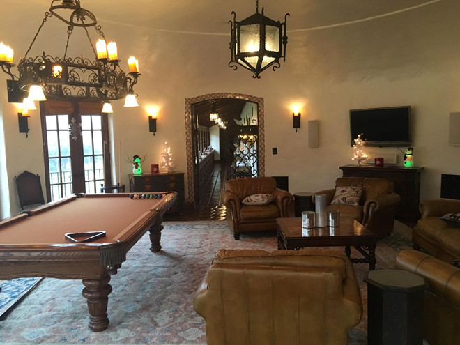 Phòng thư giãn trong biệt thự của tỷ phú Hoàng Kiều có bàn bi-a, cạnh đó là bộ ghế da sang trọng.