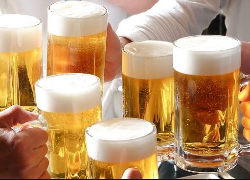 Bia vừa là nguyên nhân gây bệnh gút cũng vừa là tác nhân làm bệnh trầm trọng thêm. Bởi bia là đồ uống chứa hàm lượng purin cao nhất, khi vào cơ thể sẽ gây tăng axit uric nhanh chóng. Ảnh minh họa: Internet