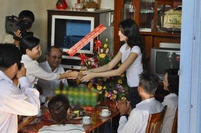 Trong khi đó, tuổi thơ của Hoa hậu Đặng Thu Thảo êm đềm trôi qua trong căn nhà giản dị tại Bạc Liêu. Ảnh: Khám phá.