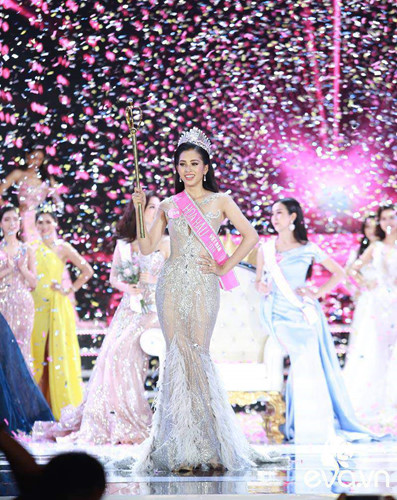 Ngay sau khi giành được ngôi vị cao nhất của cuộc thi Hoa hậu Việt Nam 2018, Trần Tiểu Vy đến từ Quảng Nam đã nhận được sự quan tâm rất lớn của công chúng và truyền thông nước nhà. Ảnh: Khám phá.