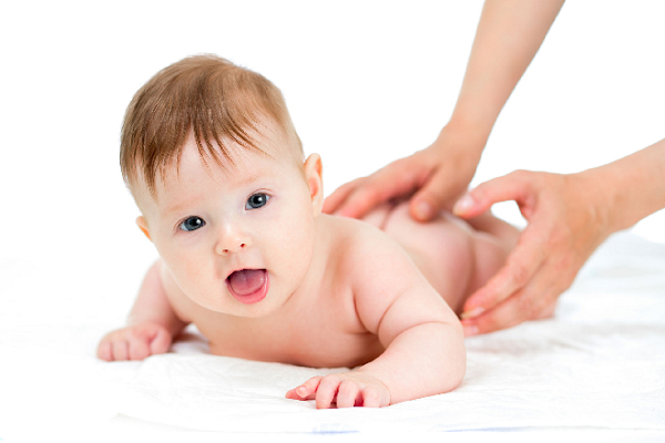 Massage lưng nhẹ nhàng cũng là cách chữa nấc cụt hiệu quả cho trẻ sơ sinh (Ảnh minh họa)