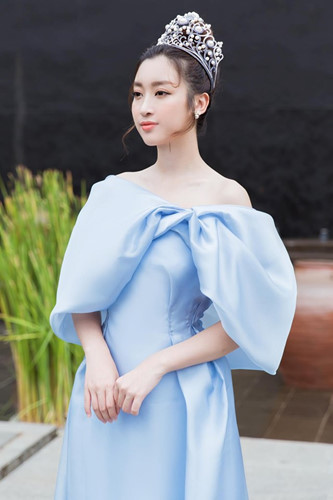 Những mẫu váy áo hai dây, có cổ chữ V khoét sâu hay vai lệch được Hoa hậu Việt Nam 2016 cực kỳ ưa chuộng.
