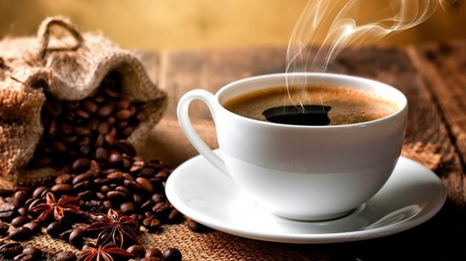Cà phê cũng có thể làm giảm nguy cơ mắc bệnh gan nhiễm mỡ. Caffeine được biết là làm giảm lượng men gan bất thường của người bị bệnh gan nhiễm mỡ. Tuy nhiên, cần có liều lượng phù hợp, bởi uống nhiều caffeine thực chất không tốt chút nào.