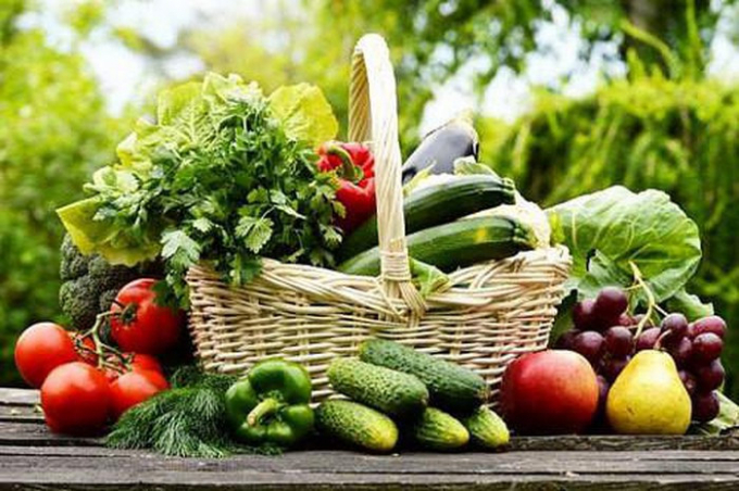 Rau quả như bông cải xanh, rau bina, cải xoăn, cà chua, ớt chuông... sẽ cung cấp cho cơ thể rất nhiều chất dinh dưỡng. Quỹ Gan Mỹ cho thấy một chế độ ăn uống lành mạnh có nhiều rau xanh để giảm các triệu chứng của bệnh gan nhiễm mỡ.