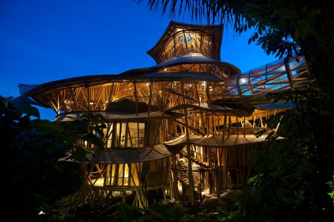 Sharma Springs Residence là biệt thự bằng tre tuyệt đẹp, cao nhất, là đỉnh cao kỹ thuật và là ‘đứa con cưng nhất’ của Ibuku Studio tại Green Village, Bali, Indonesia. (Nguồn: Ibuku)
